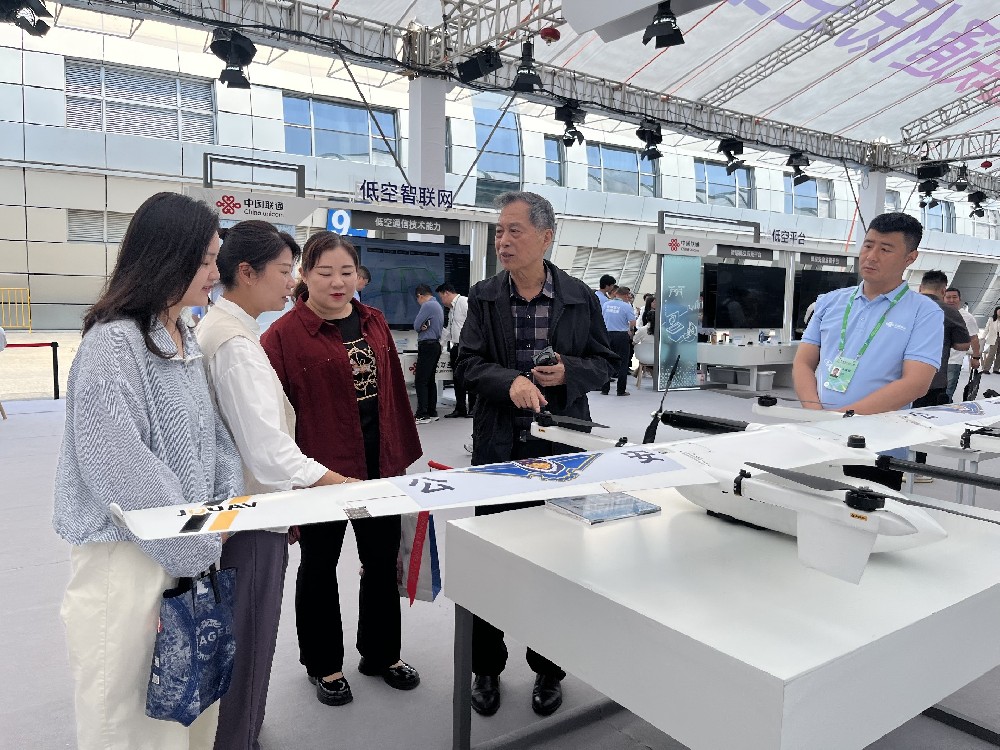 洞察数字前沿!我院教师参观第八届数字中国建设峰会